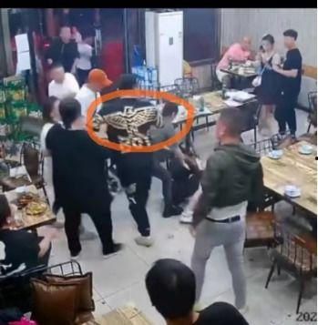 小伙子爆料唐山事件视频,小伙子亲历者视角下的惊心动魄瞬间